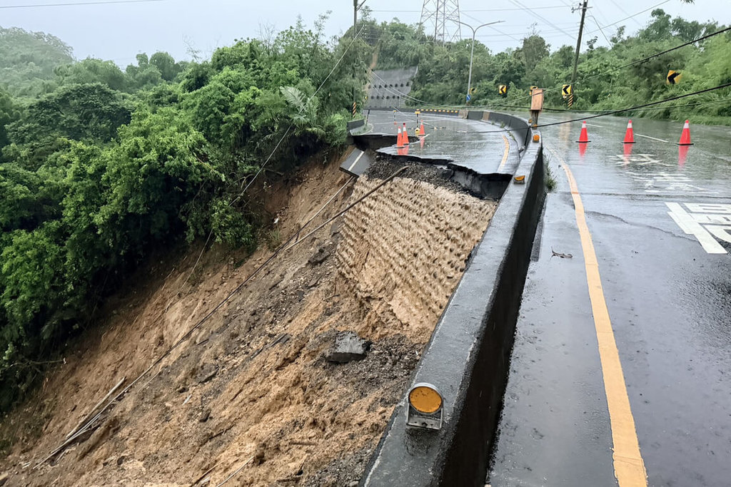 由於豪雨持續狂炸台南，讓龍崎區182線道20.3公里附近出現道路坍塌狀況。 圖：台灣電力公司/提供