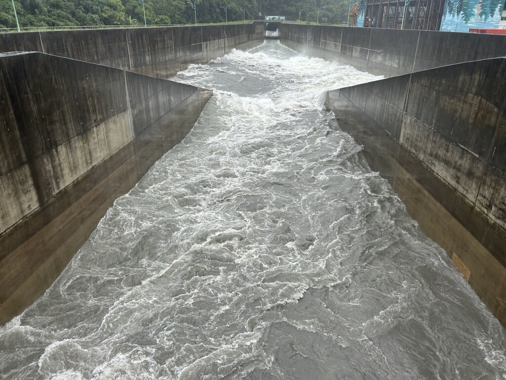 石門水庫上午啟動阿姆坪防淤隧道放水沖淤作業。 圖：北水分署／提供