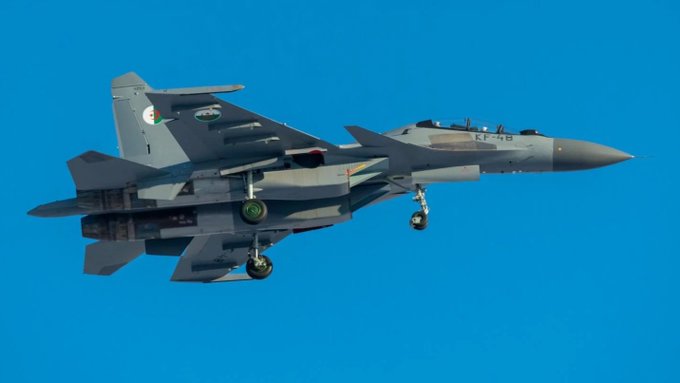 阿爾及利亞甚至建立了一支由 Su-30MKA 這種專為北非國家優化的戰機組成的機隊，是北非地區的空軍強國。圖為 Su-30 MKA 。 圖：翻攝自 @RealAirPower1 X 帳號