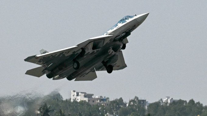 近年來，阿爾及利亞不斷加強對先進軍機的採購規模，不但大規模的採購俄羅斯製造的 Su-30 MKA ，還成為全球首個成功進口 Su-57 戰機的國家。圖為 Su-57 戰機。 圖：翻攝自 @RealAirPower1 X 帳號