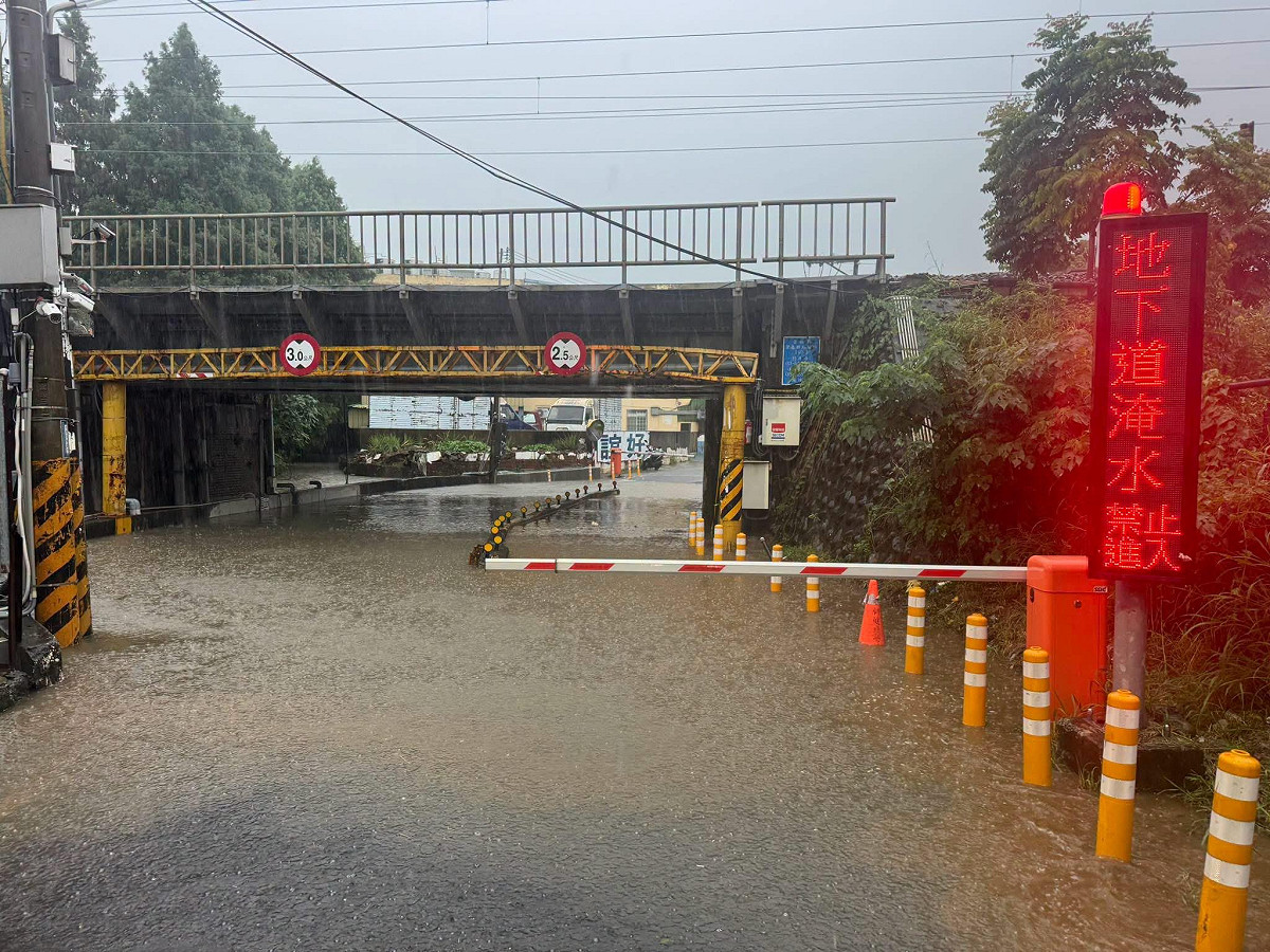 新竹太原地下道大淹水，除了豪雨狂灌導致以外可能還與抽水馬達運轉有關。 圖：翻攝自曾翰揚臉書
