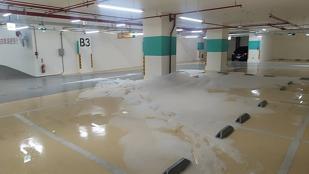 民眾黨台北市議員陳宥丞26日表示，位於南港區的經貿社宅疑因消防管線異常，地下室消防設備竟自行噴灑大量泡沫，致使停車場泡沫四溢，電梯亦因進水而停擺。 圖：翻攝自陳宥丞臉書