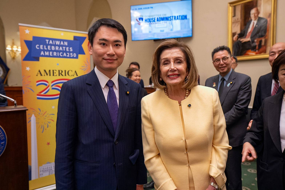 立委陳冠廷與美眾院榮譽議長裴洛西合影。 圖：陳冠廷辦公室提供