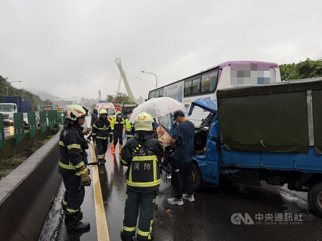 國道1號北向汐止路段26日上午近7時發生車禍，追撞客運的小貨車駕駛當場失去意識，救出後送醫仍宣告不治。（翻攝照片）中央社記者曹亞沿傳真　115年6月26日