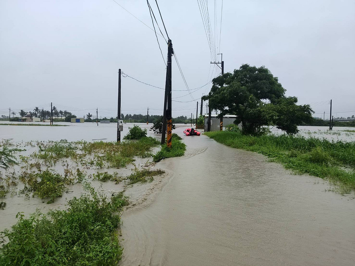 高雄市消防局今日( 26 日)上午緊急派遣 8 車 3 艇，前往路竹區永華路執行救援任務，成功救出一位受困的 17 歲男性。 圖：民眾／提供