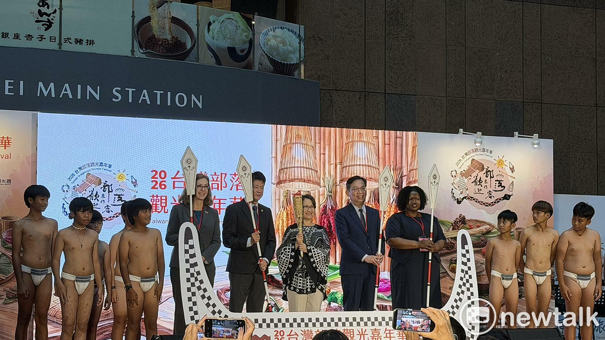 蕭美琴出席「2026台灣部落觀光嘉年華」開幕典禮，並與部落孩童一起合照。 圖：高逸帆／攝