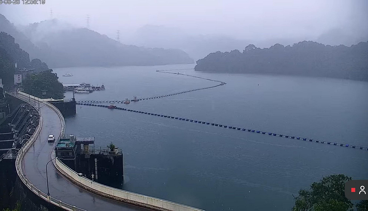 石門水庫受米克拉颱風帶來的豐沛雨量影響，蓄水率已極度逼近 100% 滿水位。 圖：翻攝自石門水庫即時影像