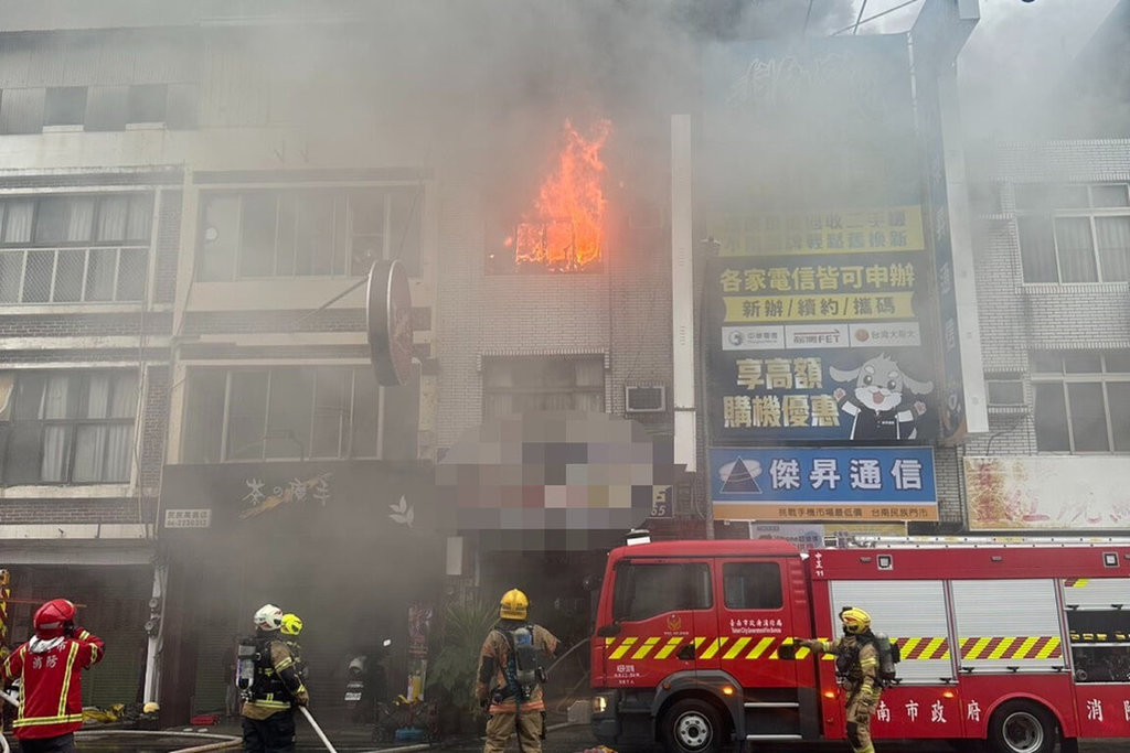 台南市中西區民族路二段1間透天式店面建物3樓處26日上午起火，消防局動員大批人車前往灌救。（讀者提供）中央社記者楊思瑞台南傳真　115年6月26日