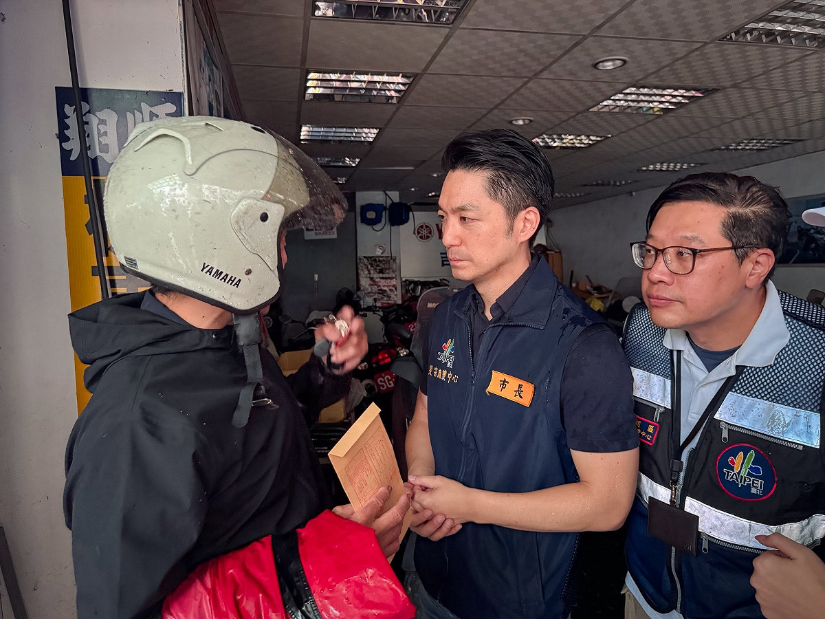 內湖暴雨成災，蔣萬安發慰問金，詹凌瑀痛批，2萬就可以打發嗎？林智群律師砲轟，內湖區立委李彥秀不見人影，又在美國？ 圖：取自蔣萬安臉書