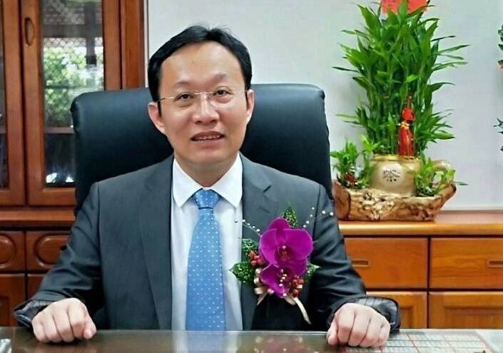 高雄市中正高中校長陸炳杉倒臥校長室內廁所，被發現時已無生命跡象，享年57歲。 圖：翻攝高雄市中正高中網站
