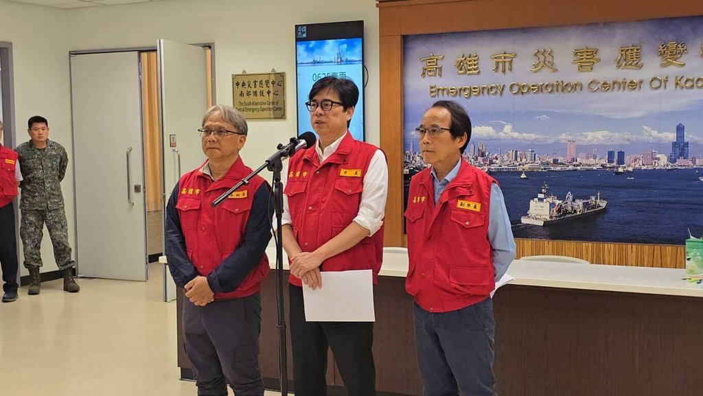 受颱風米克拉對流影響高雄持續豪雨，市長陳其邁（前中）26日凌晨宣布停班課，並於上午還原決策經過，指出25日深夜上修雨量預測，考量通勤安全才停班課。（民眾提供）中央社記者洪學廣傳真　115年6月26日
