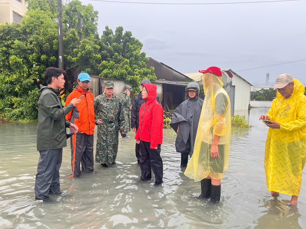 周春米(中)到屏東各地勘查豪雨災情。 圖：屏東縣政府/提供