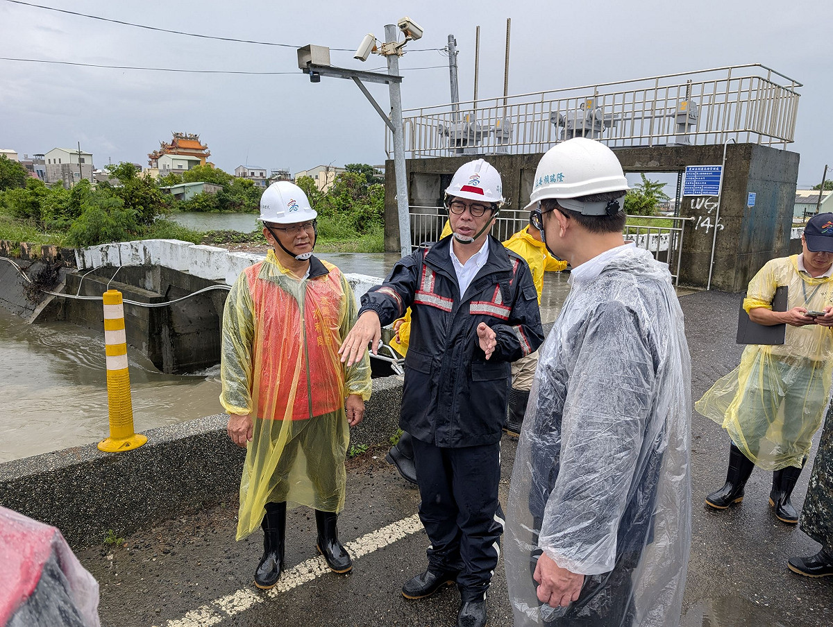 陳其邁(左二)前往各行政區視察掌握災情、視察防汛整備及排水設施運作。 圖：高雄市政府/提供