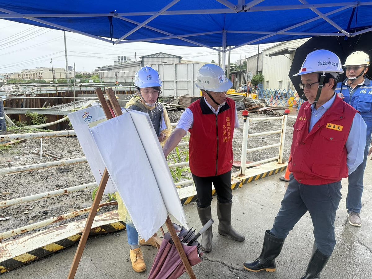 副市長林欽榮(右)視察防汛整備及排水設施運作情形。 圖：高雄市政府/提供