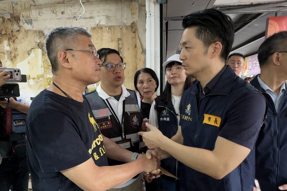 台北市內湖區昨強降雨，造成多個地方淹水。市長蔣萬安今早前往視察並發放慰問金。 圖：台北市政府 / 提供