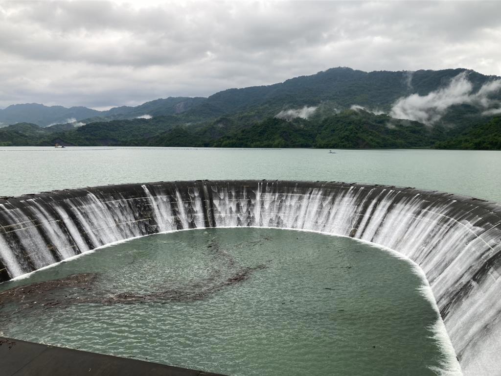 南化水庫37小時內累積降雨量達207毫米，在上游持續入流的情況下，於昨日下午3時40分起滿庫溢流；今日上午更加開防淤隧道，進行放水兼排砂作業。 圖：台灣自來水公司／提供