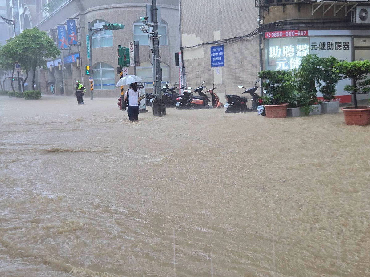 台北市昨天下大雨，內湖區多處重要地段發生積淹水。