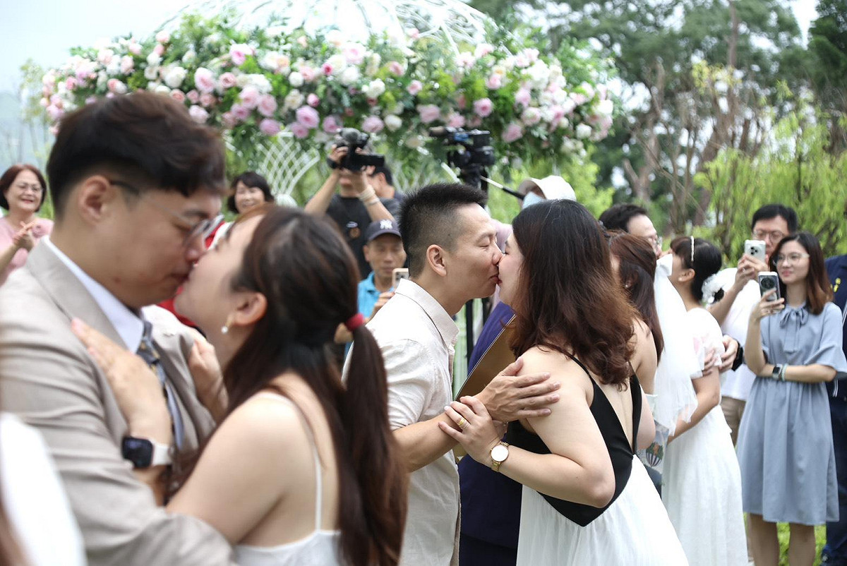 新人們深情一吻。 圖：南投縣政府/提供