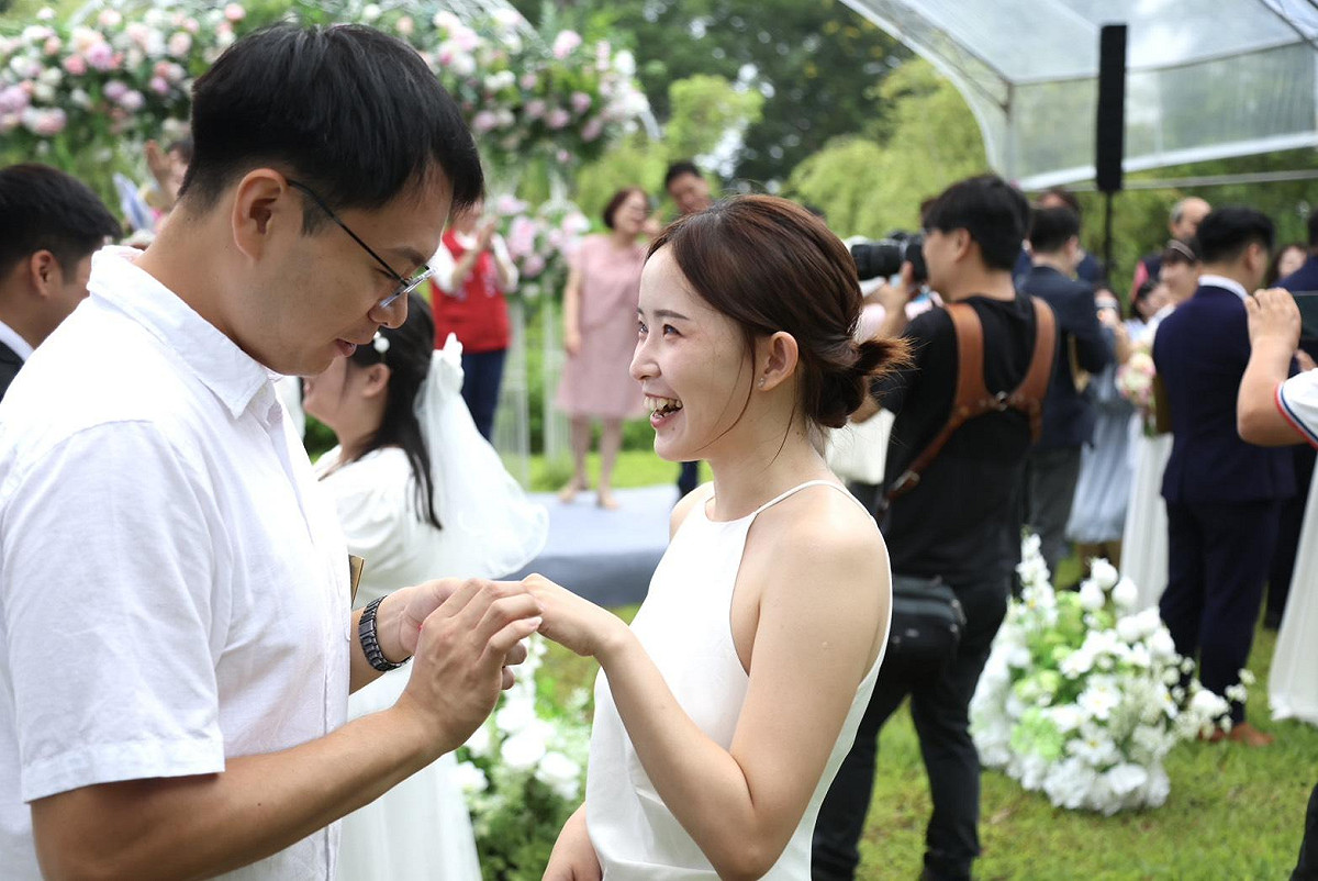 戴上婚戒情定終身。 圖：南投縣政府/提供