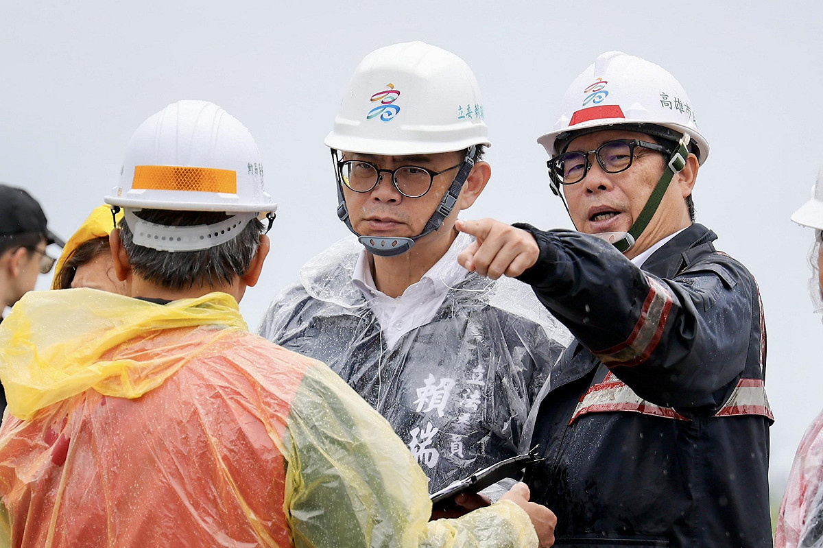 最新民調顯示，陳其邁(右一)的施政滿意度高達78.5%，但滿意陳其邁又願意支持賴瑞隆(右二)僅49.3%。 圖：賴瑞隆辦公室/提供（資料照）