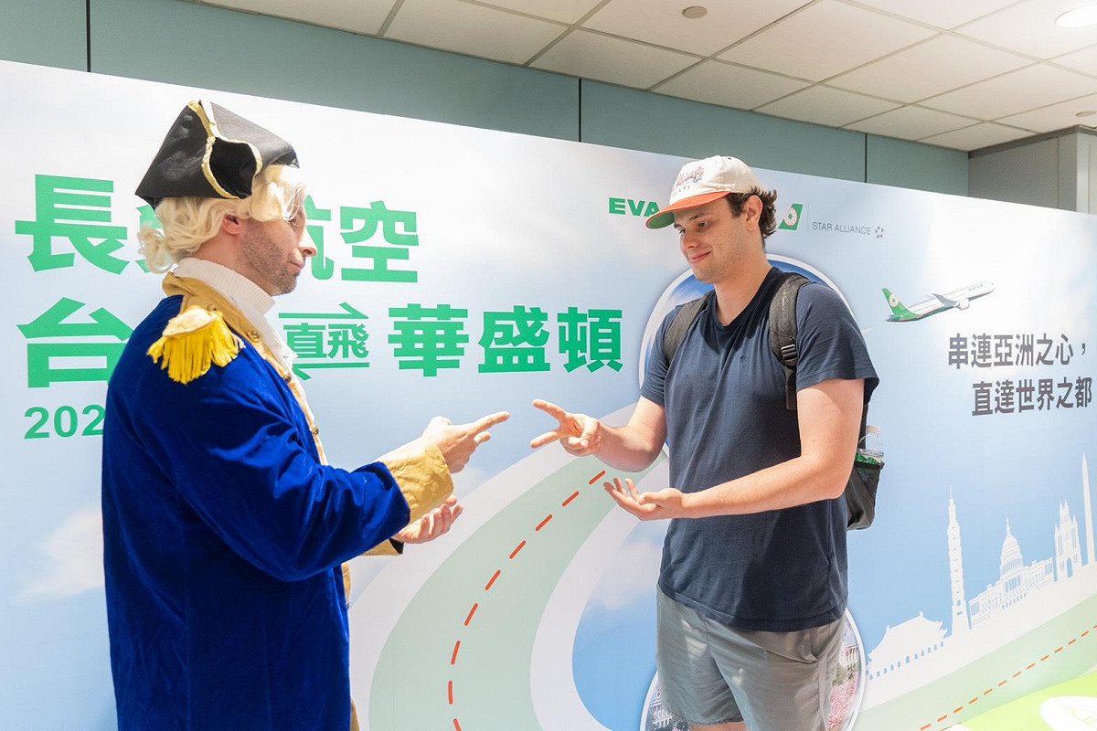 候機室安排扮演喬治・華盛頓的演員驚喜現身與大家熱情同樂。 圖：長榮航空／提供