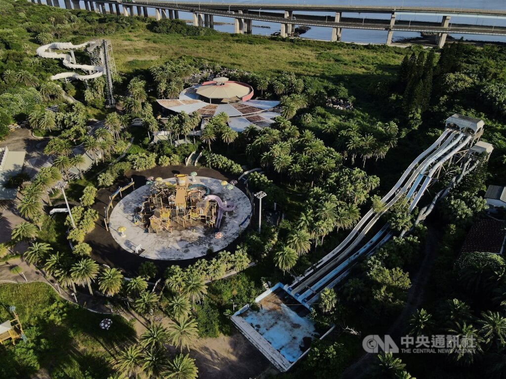 八仙樂園塵爆案罹難者家屬訴請國家賠償，最高法院26日駁回上訴，全案定讞。觀光署及新北巿政府怠於職務與塵爆發生有因果關係，應賠7名家屬共新台幣2100萬元。圖為如今已荒廢的八仙樂園。（中央社檔案照片）