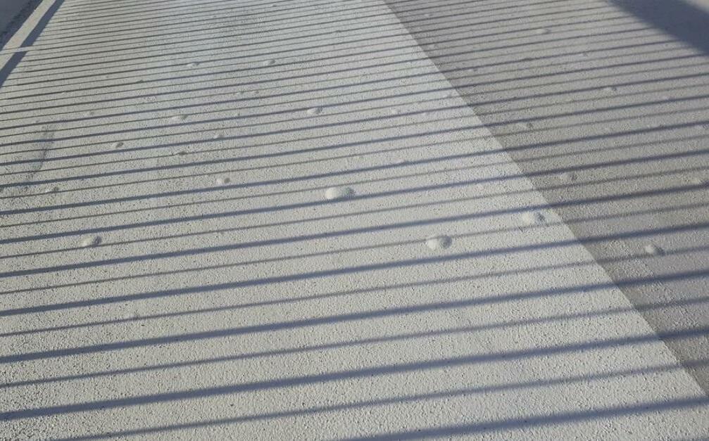 淡江大橋人行道驚見不明突起像「青春痘」？公路局：預計七月中旬改善