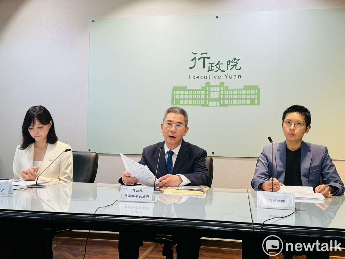 行政院經貿談判辦公室（OTN）副總談判代表顏慧欣於3月12日因病辭世後，傳出其生前曾於辦公室內遭受長官、總談判代表楊珍妮的職場霸凌，行政院今（26）日傍晚由李慧芝發言人（左）、李國興副秘書長（中）及翁瑋律師（右）召開記者會進行「經貿辦職場霸凌案件說明」。 圖：謝莉慧/攝