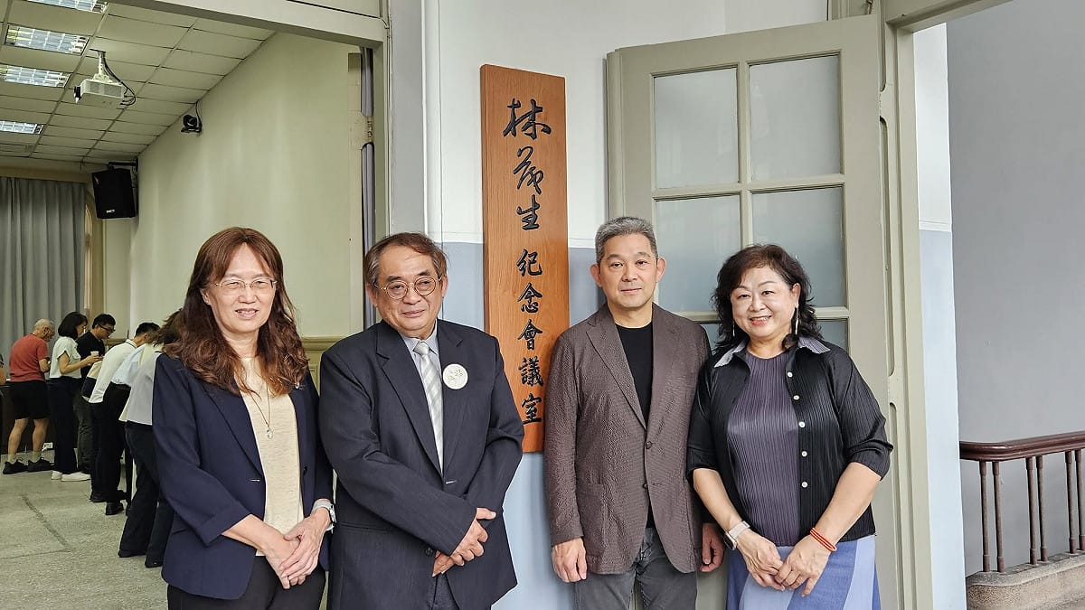 台大文學院今（26）日舉行「林茂生紀念會議室」揭牌儀式。圖為林茂生的3個孫子與周婉窈教授(左1)。 圖：取自周婉窈臉書