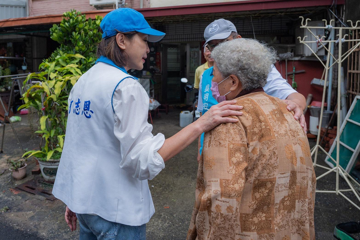 柯志恩(左)訪視岡山與茄萣地區淹水災情，並慰問受災居民。 圖：柯志恩競辦/提供