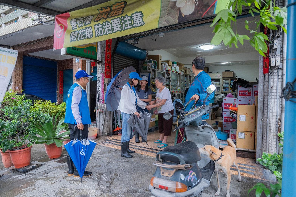 柯志恩(左二)冒雨訪視岡山與茄萣地區淹水災情。 圖：柯志恩競辦/提供