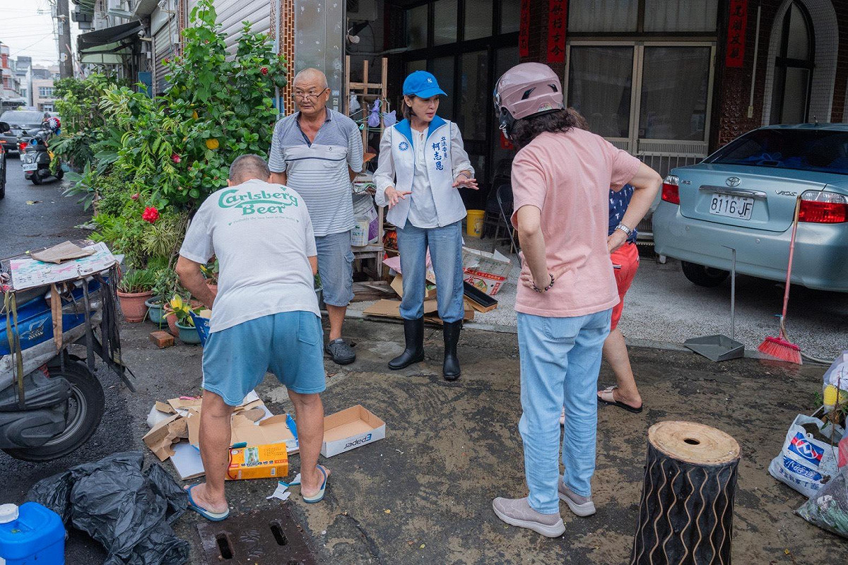 柯志恩(右二)表示會協助居民向市府爭取設置水閘門的補助。 圖：柯志恩競辦/提供
