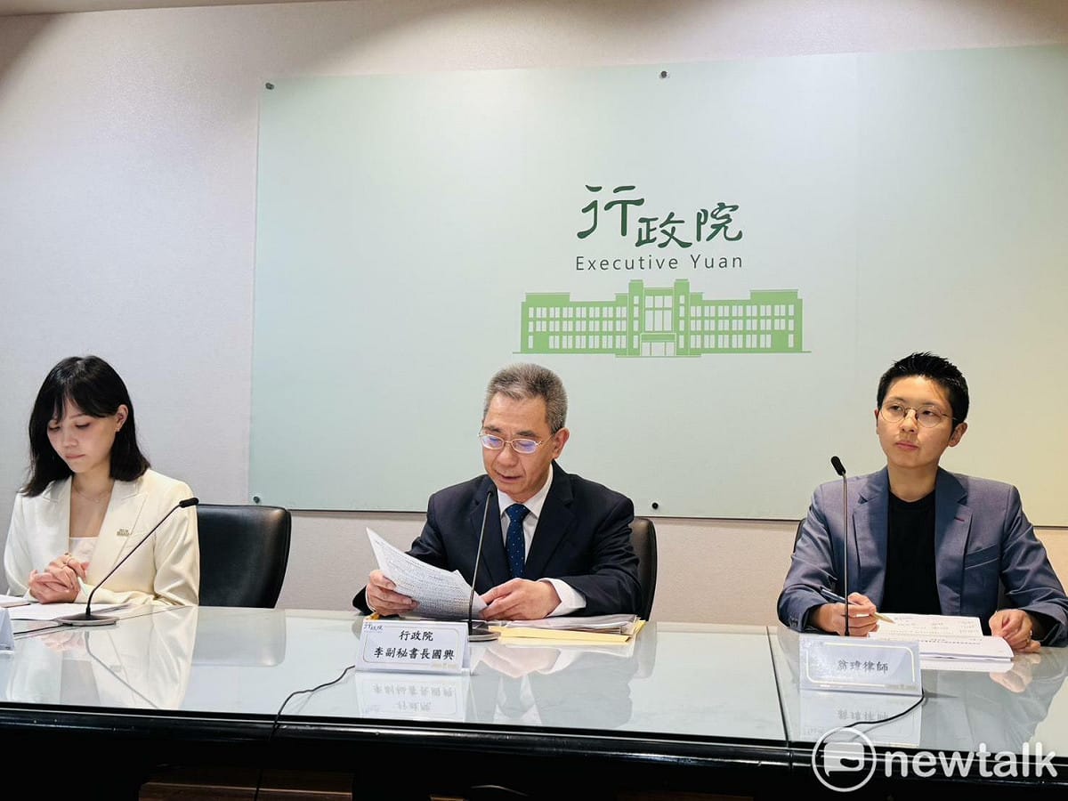 行政院今（26）日傍晚由李慧芝發言人、李國興副秘書長（中）及翁瑋律師召開記者會說明顏慧欣生前遭職場霸凌案的調查結果。 圖：謝莉慧/攝