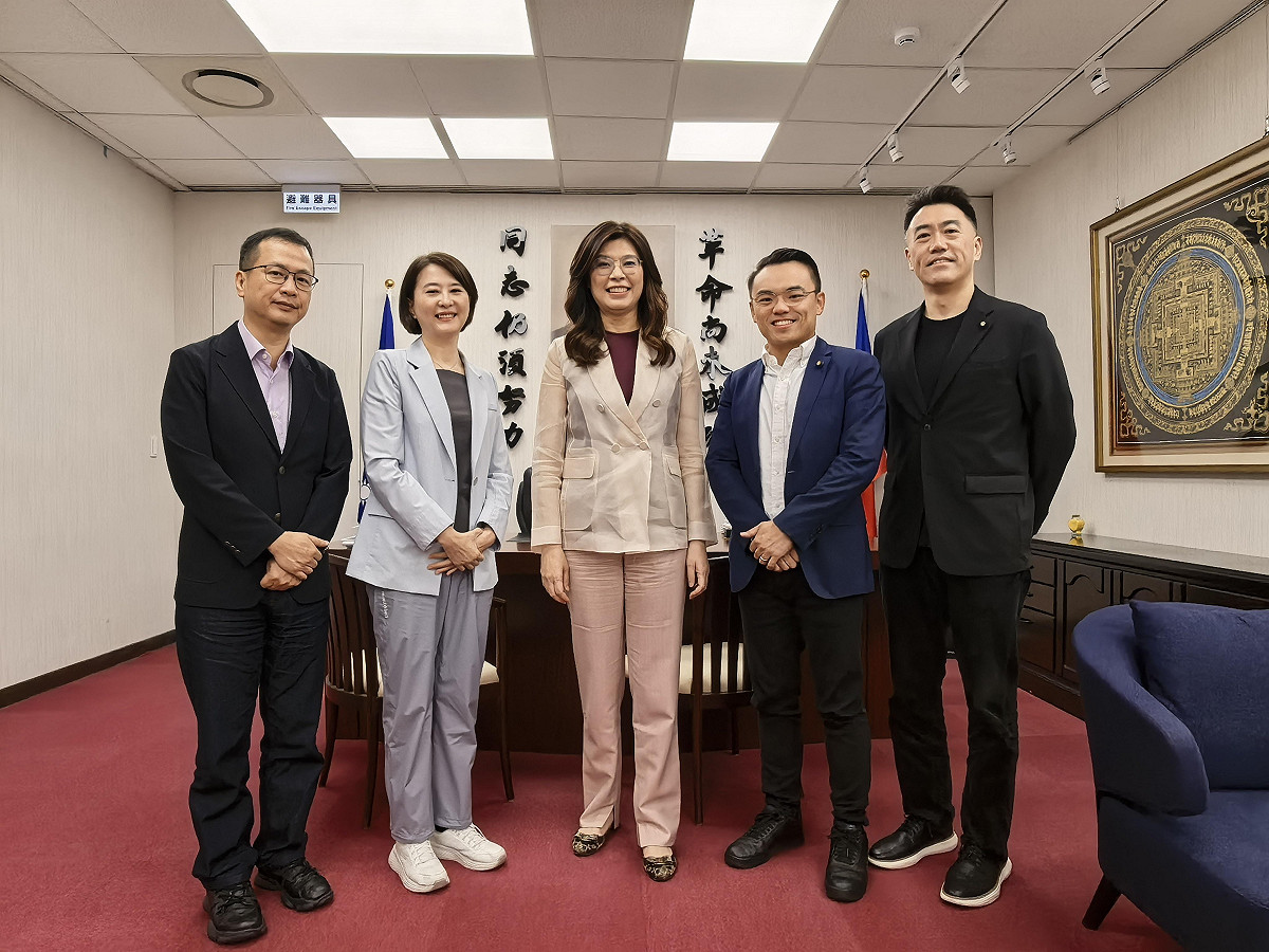國民黨立委26日下午拜會鄭麗文，左起羅智強、王鴻薇、鄭麗文、洪孟楷、林沛祥。 圖：國民黨提供