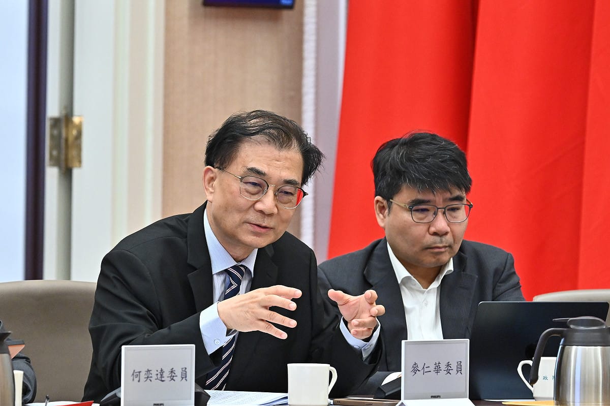 （左）消費者保護會委員、社團法人中華民國全國工業總會公平交易與消費者關係委員會委員何奕達；（右）消費者保護會委員、社團法人台灣消費者保護協會理事長麥仁華。 圖：行政院提供