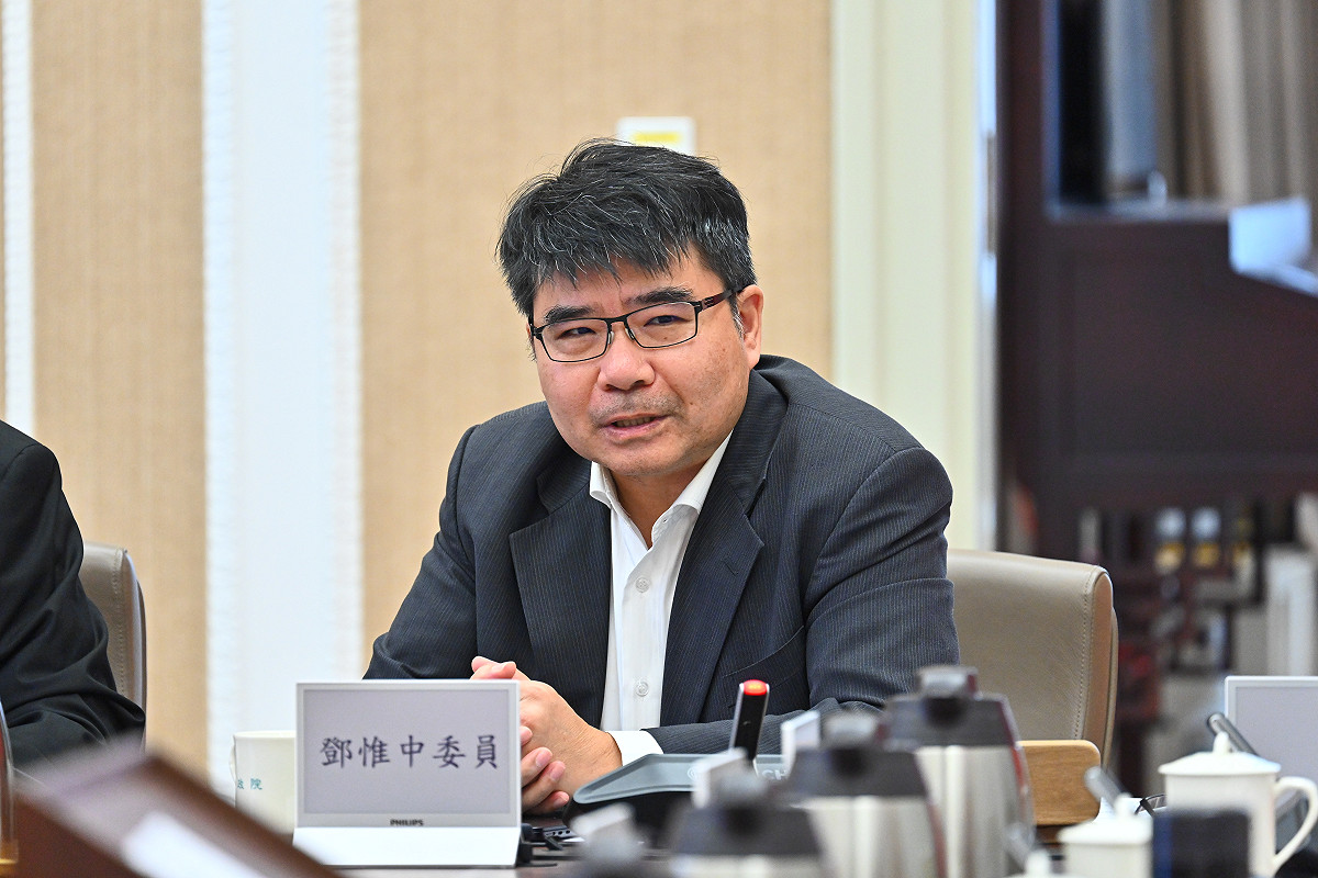 消費者保護會委員、財團法人中華民國消費者文教基金會董事長鄧惟中。 圖：行政院提供