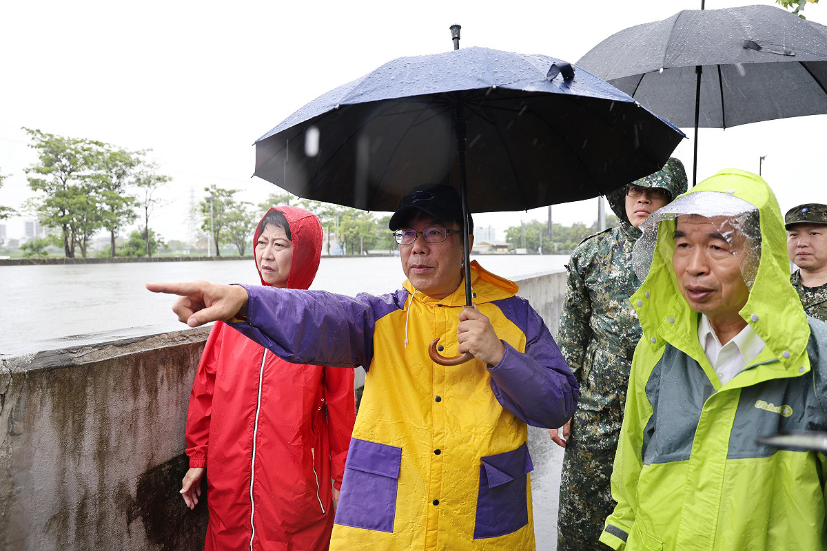 黃偉哲先後前往蘆竹溝、仁德交流道及中華醫事科技大學等積淹水地點勘查及視察喜樹灣裡抽水站，瞭解各地災情及排水狀況，並指示水利局積極爭取治水經費，提升防洪能力及韌性。 圖：台南市政府提供