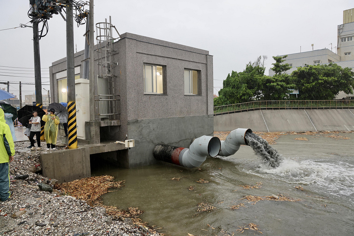 黃偉哲先後前往蘆竹溝、仁德交流道及中華醫事科技大學等積淹水地點勘查及視察喜樹灣裡抽水站，瞭解各地災情及排水狀況，並指示水利局積極爭取治水經費，提升防洪能力及韌性。 圖：台南市政府提供