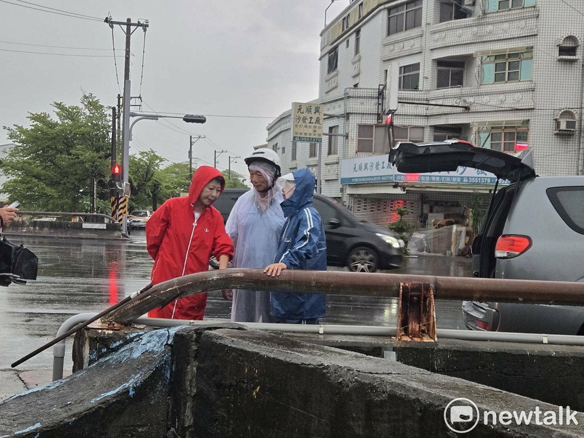 近日豪雨持續襲擊台南，多處地區出現積淹水情形，立法委員陳亭妃前往安南區六塊寮排水、新順里等地勘災。 圖：陳亭妃服務處提供