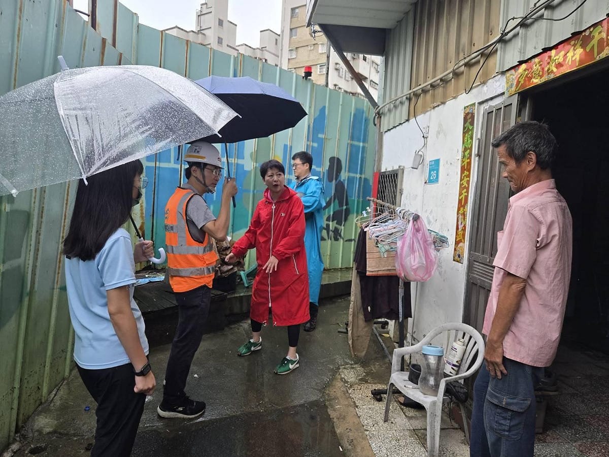 受豪雨影響，台南市北區鐵道沿線多處地區發生積淹水情形，其中開元路63巷7弄、勝安活動中心後方一帶災情嚴重。陳亭妃與台南市議員陳怡珍接獲長勝里長吳澐晏及地方居民陳情後，第一時間前往現場會勘。 圖：陳亭妃服務處提供