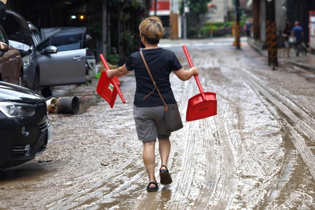圖為25日內湖區內湖路3段低窪地區積水退去後，民眾購買掃除器具著手整理家園。中央社記者王飛華攝　115年6月25日 圖：中央社提供
