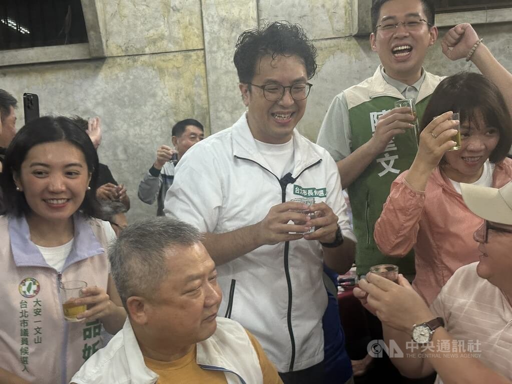 民進黨台北市長參選人沈伯洋（立者左2）26日晚間在同黨議員陪同下，前往木柵區農會老泉里倉庫集貨場，參加2026木柵綠竹筍饗宴，逐桌向與會民眾致意。中央社記者劉建邦攝　115年6月26日 圖：中央社提供