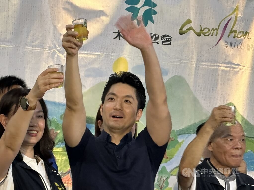 台北市長蔣萬安（中）26日晚間到木柵區農會老泉里倉庫集貨場，參加2026木柵綠竹筍饗宴，向與會眾人舉杯致意。中央社記者劉建邦攝　115年6月26日 圖：中央社提供