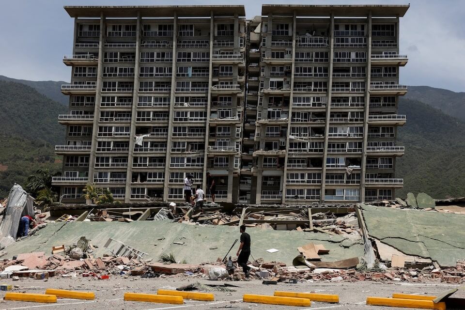 委內瑞拉遭連環強震侵襲，官方26日表示死亡人數增至589人。圖為地震後民眾查看倒塌的建築物。（路透社） 圖：中央社提供