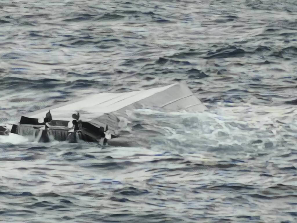 澎湖遊艇東吉海域進水翻覆 船上4人獲救