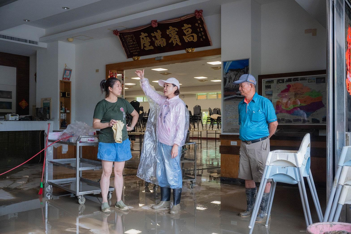 田寮當地一間餐廳傳出嚴重淹水災情，柯志恩(中)慰問業者並表示不捨。 圖：柯志恩競總/提供