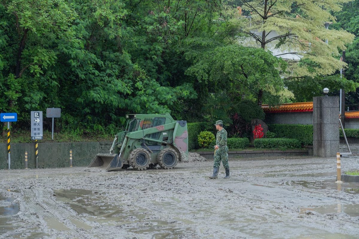 國軍趕抵現場協助清理，希望田寮鄉親的生活早日恢復原狀。 圖：柯志恩競總/提供