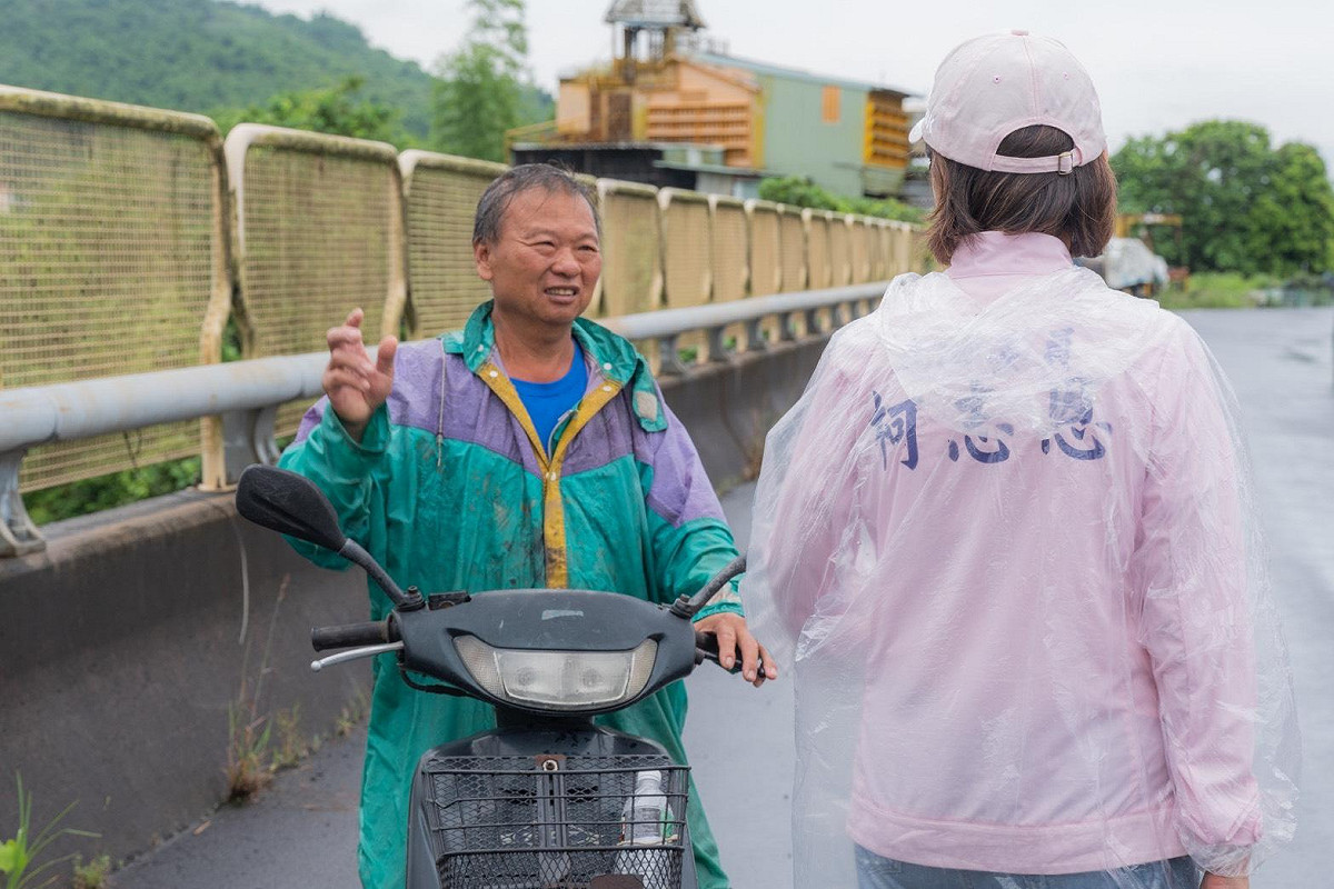 柯志恩(右)關心鄉親豪雨淹水災情。 圖：柯志恩競總/提供