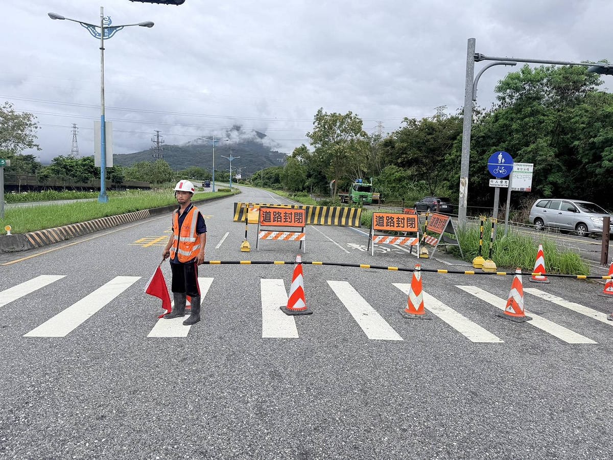 公路局宣布，13時起在台9線萬里溪橋南、北二端實施封橋管制，並公布4組南北向不同車輛的替代道路。 圖：公路局／提供