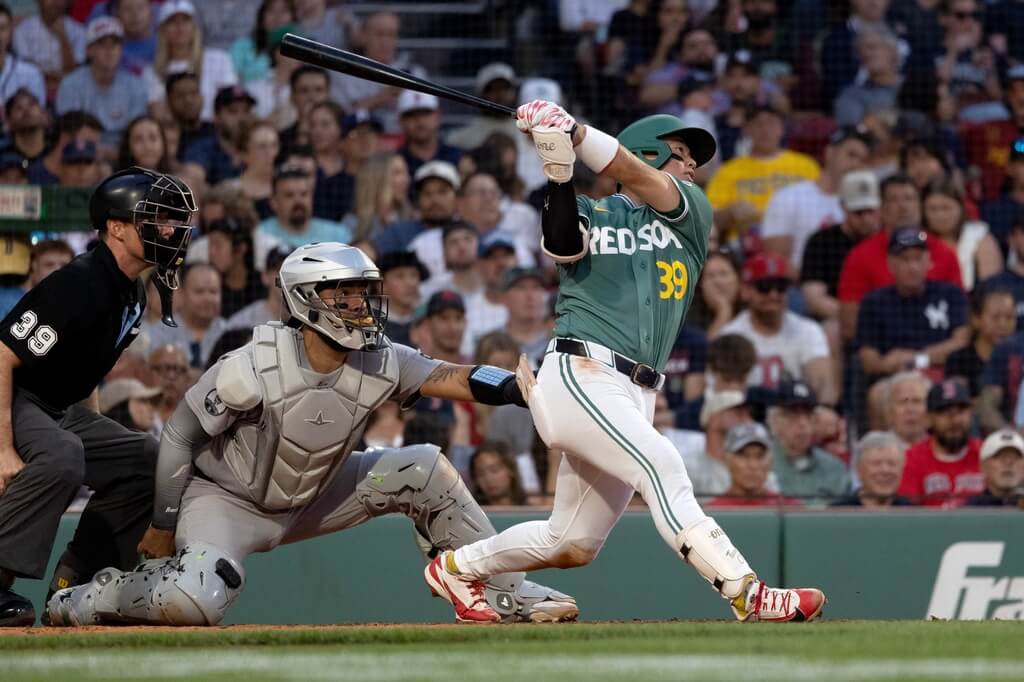 美國職棒MLB紅襪隊旅美選手鄭宗哲26日比賽中擊出2壘安打，也是他在大聯盟首支安打。（美聯社）